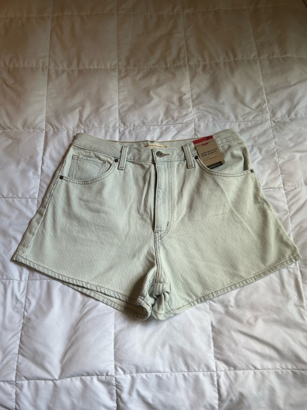 Women’s Levi’s denim shorts size 32